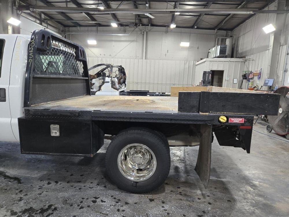 2011 KNAPHEIDE CAB & CHASSIS BED - photo 2