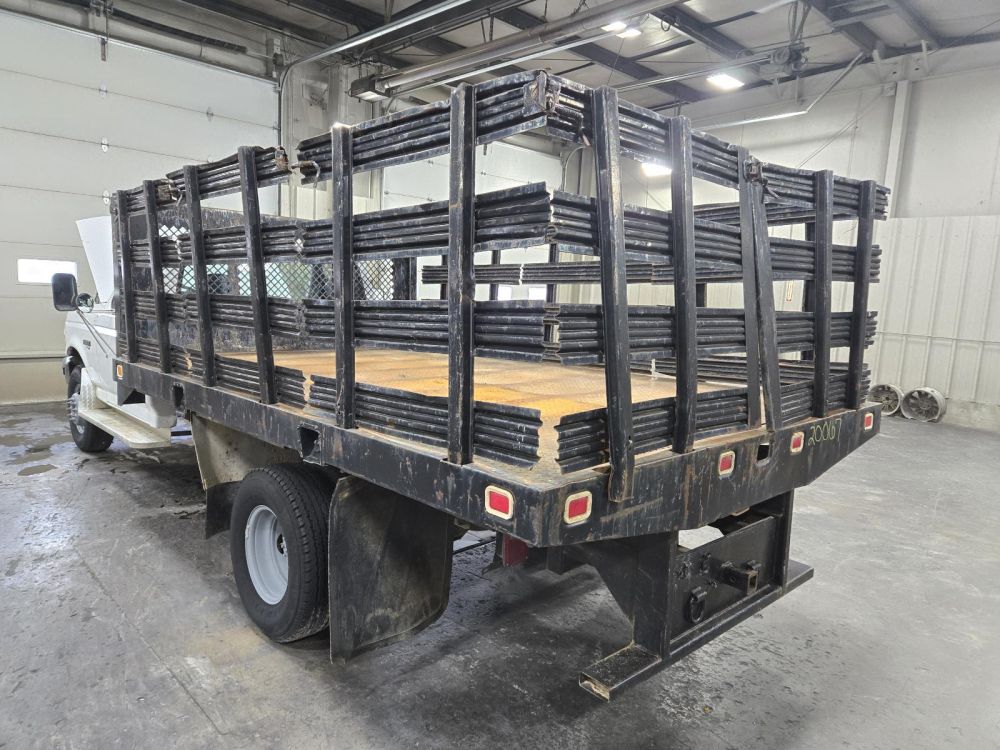 1996 DRW CAB & CHASSIS BED - photo 3