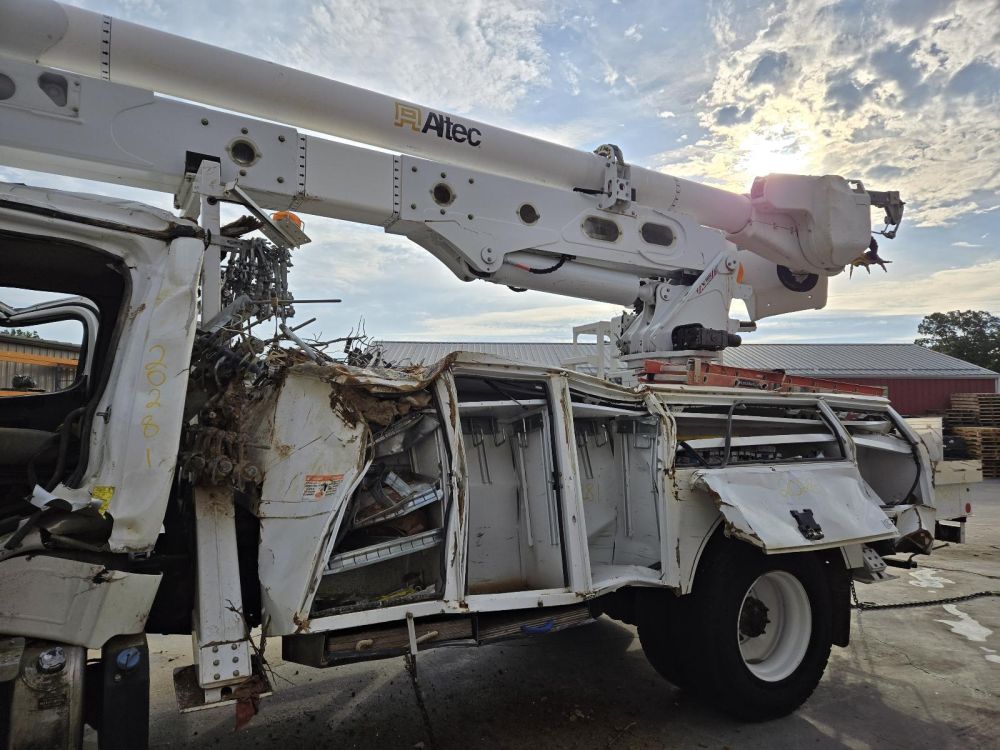 2023 ALTEC UTILITY BODY W/BOOM BUCKET - photo 2