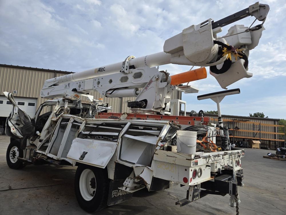2023 ALTEC UTILITY BODY W/BOOM BUCKET - photo 3