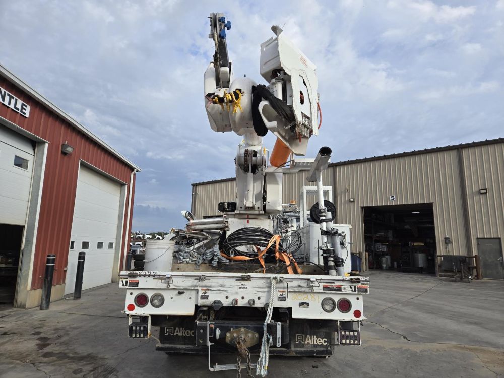 2023 ALTEC UTILITY BODY W/BOOM BUCKET - photo 4