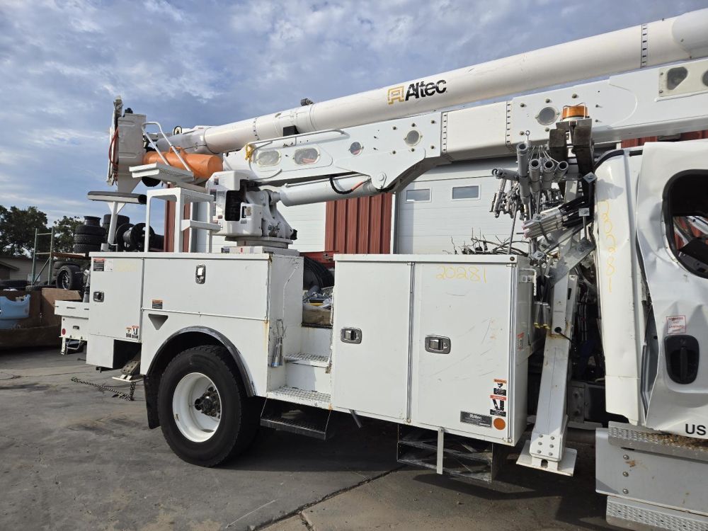 2023 ALTEC UTILITY BODY W/BOOM BUCKET - photo 6