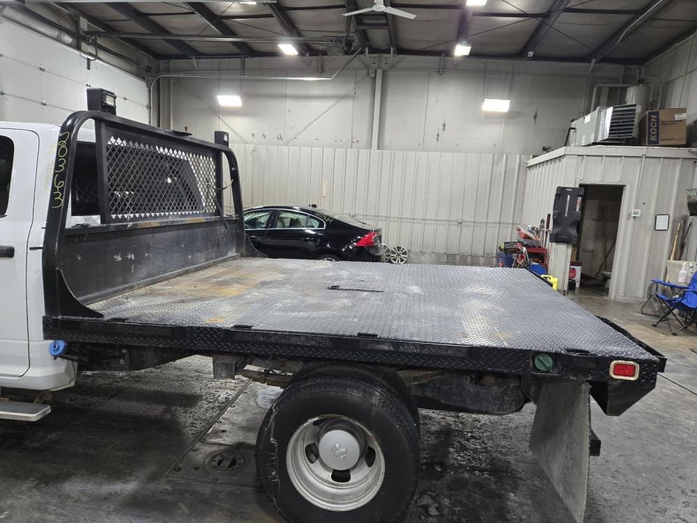 2017 DRW CAB & CHASSIS BED - photo 2