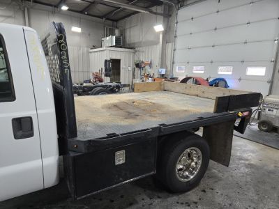 2011  KNAPHEIDE CAB & CHASSIS BED